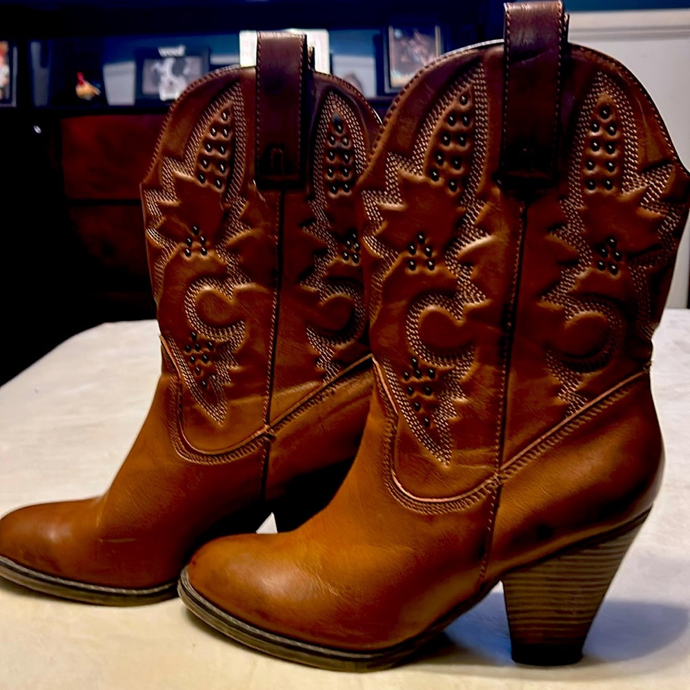 Cowgirl boots with a heel, size 7.5. Great condition.  Manmade upper.
